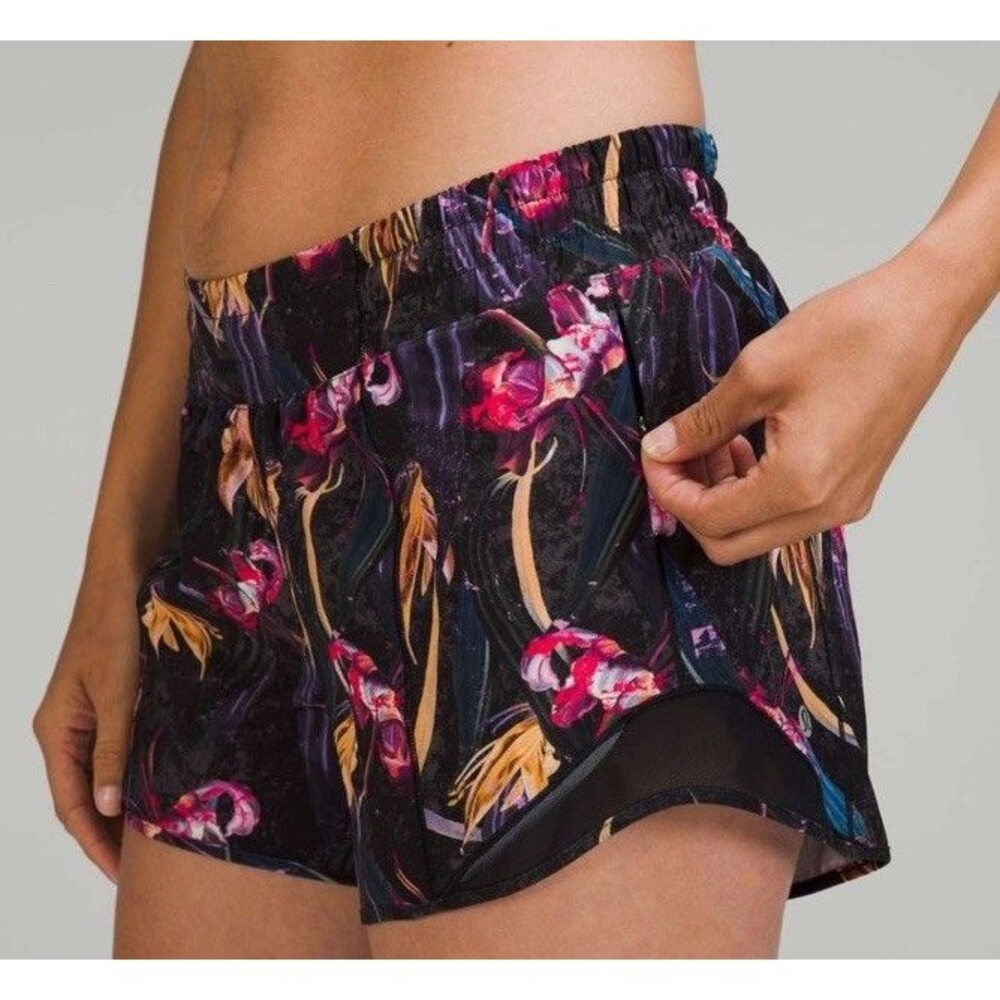 Lululemon Size 10 Hotty Hot Low-Rise Lined Short 4” Black Floral